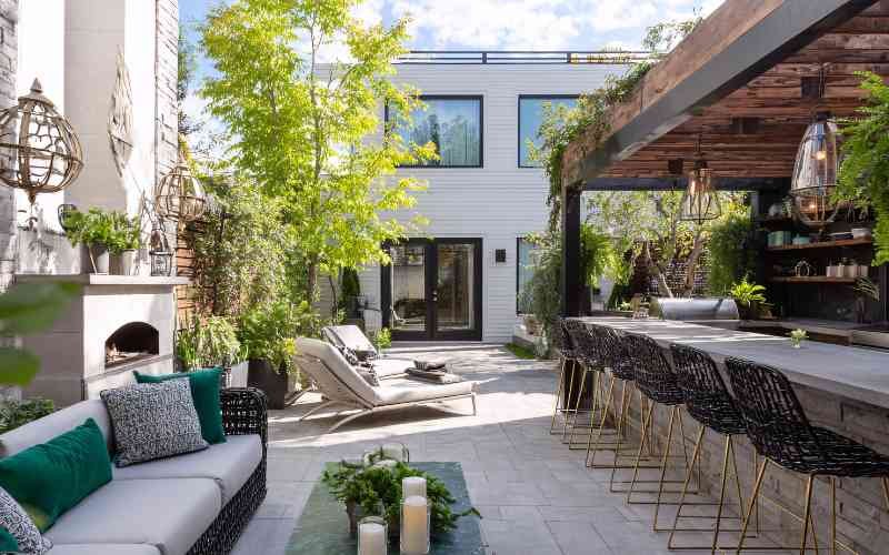 Cafés using enclosed outdoor areas with blinds